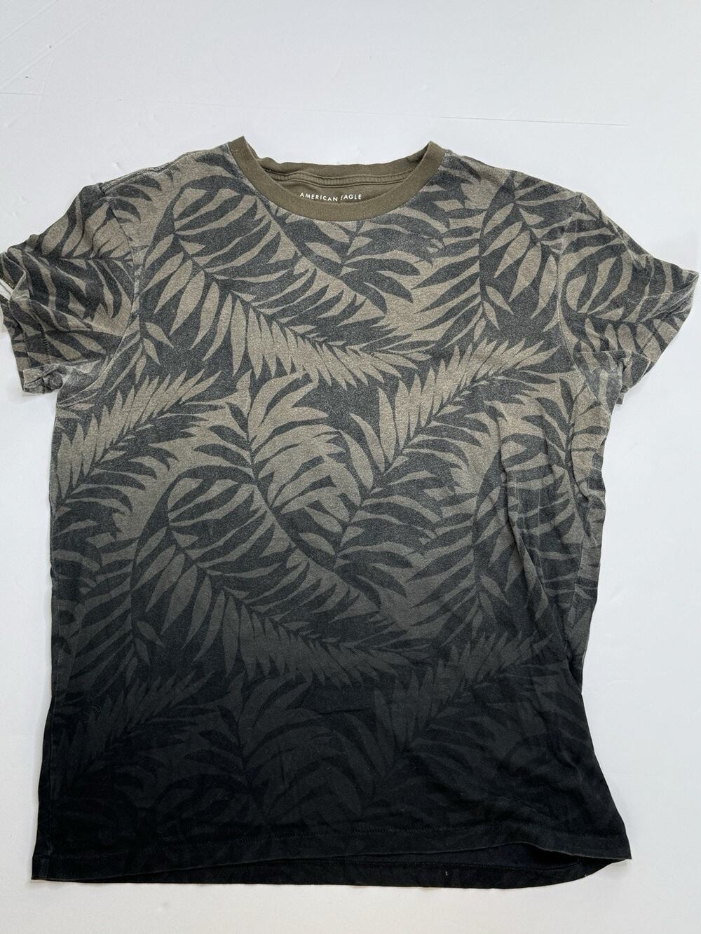 American Eagle Mens M Tropical Leaf Ombre T Shirt Green Black All Over Print